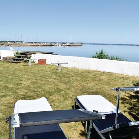 Two-bedroom Holiday In בית נופש *